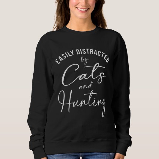 Ca Easily Distracted by Cats And Hunting Women スウェットシャツ (正面)
