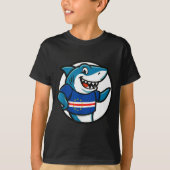 Cabo Verde Flag Shark Funny Cabo Verdean Tシャツ (正面)