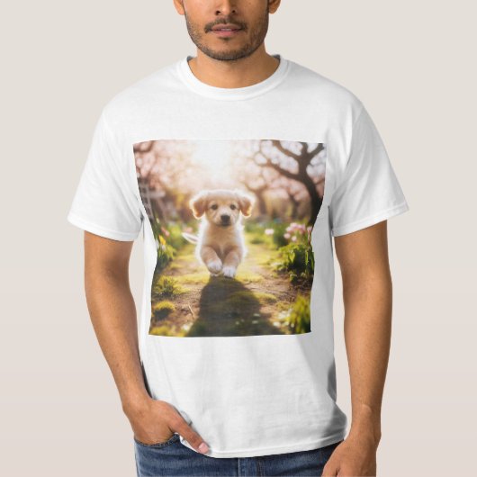 Cachorro Dorado Corriendo en un Jardín Tシャツ (正面)