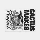 Cactus Makes Perfect Disc Golf Adventure  フリースブランケット (正面(横))
