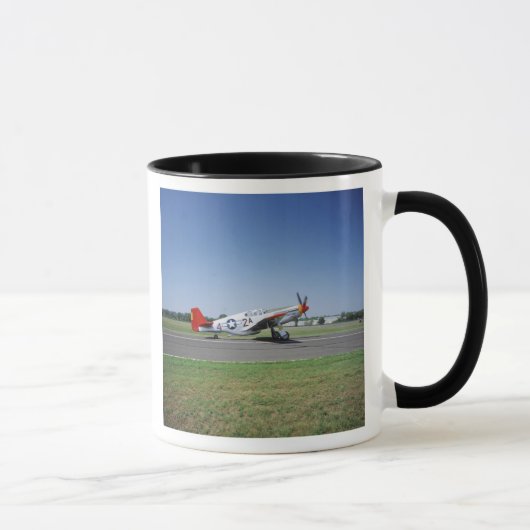 CAF エアショーでの P-51 C タスキーギ・レッドテイル機 マグカップ (右)