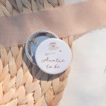 Cafe Bebe Cute French Baby Shower Auntie To Be 缶バッジ<br><div class="desc">An “auntie to be” button to match our Cafe Bebe Baby Shower collection. This pin features a watercolor illustration of a coffee cup. The text "auntie to be" is written in elegant calligraphy. Celebrate the whole family with this customizable button, perfect for the mommy-to-be or any family member. View the...</div>