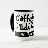 CaffeinateおよびEducateおもしろいことわざ先生名 マグカップ (正面左)