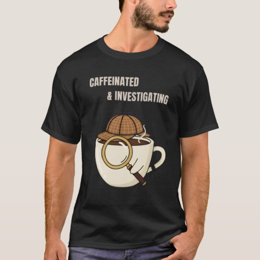 Caffeinated & Investigating | Cozy Mystery Reader  Tシャツ (正面)