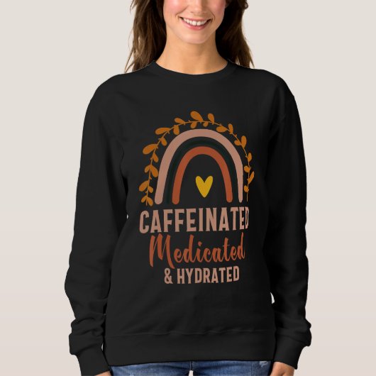 Caffeinated Medicated Hydrated  Saying Nurse スウェットシャツ (正面)