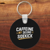 Caffeine My Skiing Sidekick Funny Ski Quotes Appar キーホルダー (正面)