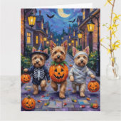 Cairn Terrier Trick-or-Treating Halloween Costumes カード (黄色い花)