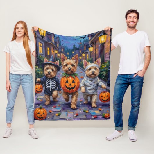 Cairn Terrier Trick-or-Treating Halloween Costumes フリースブランケット (インサイチュ)