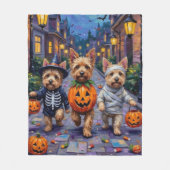 Cairn Terrier Trick-or-Treating Halloween Costumes フリースブランケット (正面)