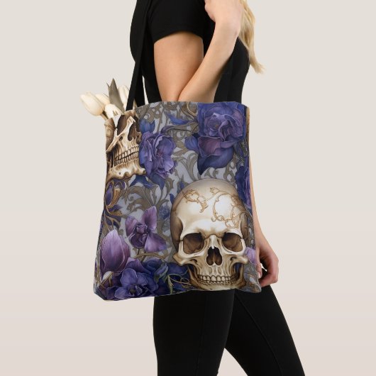 Calaveras y Rosas Moradas – Arte Gótico Elegante トートバッグ (クローズアップ)