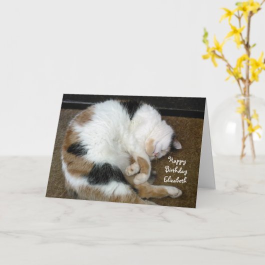 Calicoパーソナライズされた猫が寝て丸まった誕生日 カード (黄色い花)