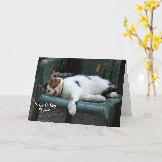 Calicoパーソナライズされた cat curled up chair誕生日 カード (黄色い花)