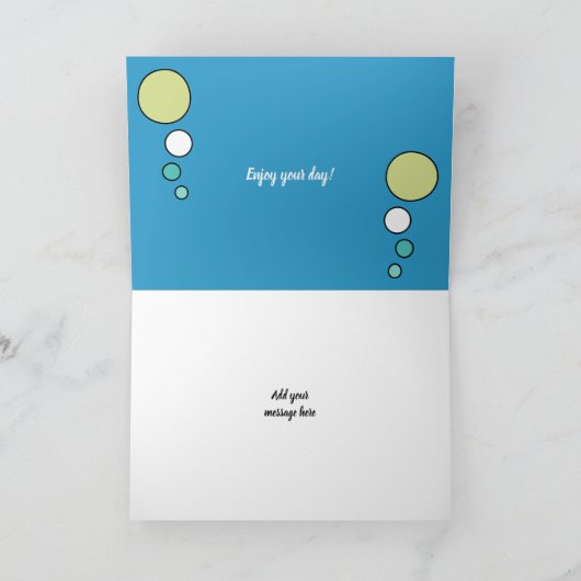 Calico猫が丸まって眠っている写真の黄色の緑 カード (内部)