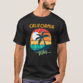 California Sunset Vibe、トロピカルパームツリー、レトロ Tシャツ (正面)