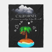 California, The Waves Are Waiting To Kiss The Eart フリースブランケット (正面)