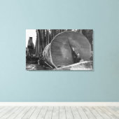 CaliforniaMan Posing by Cut Redwood Log キャンバスプリント (インサイチュ (ウッドフロア))