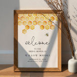 CALLAハニービーブライダルシャワーへようこそ ポスター<br><div class="desc">バズに値するCalla Collectionは、あなたの蜂をテーマにしたイベントのために特別に設計された！その魅惑的な水の色のハニカムと繊細な蜂蜜を滴下し、このコレクションは可能な限り甘い。あなたは愛らしいのまわりにの赤ちゃんシャワーや他の明るいお祝いを計画しているかどうかにかかわらず、Calla Collectionは甘さの余分なtouchを追加し、あなたのイベントの装飾に魅力的な魅力をもたらす。</div>