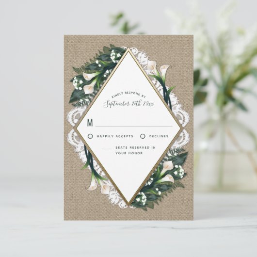 Calla Lily BurlapとレースウェディングRSVPカード 出欠カード (スタンド正面)