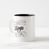 Calligraphy Quote good things take time ツートーンマグカップ (正面左)