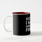 Calm保そのワークテーブルのスプレッドシートを持っている ツートーンマグカップ (左)