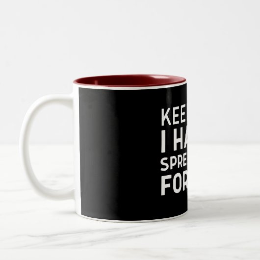 Calm保そのワークテーブルのスプレッドシートを持っている ツートーンマグカップ (左)