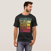 Calm保 And Let Dakotaこのレトロ引用文 Tシャツ (正面フル)