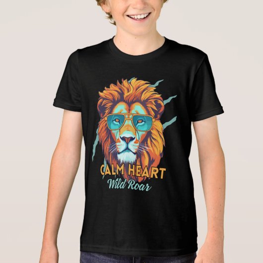 Calm Heart, Wild Roar – Lion Energy Motivational T トライブレンドＴシャツ (正面)
