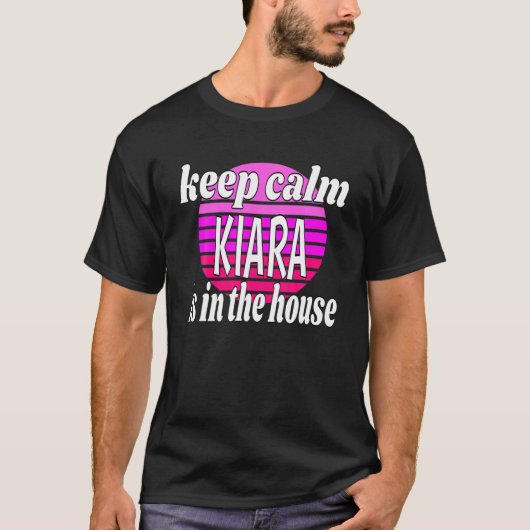 Calm Kiara保は家の中にあるKiaraの名前 Tシャツ (正面)