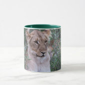 Calm Lioness – Wildlife Artwork マグカップ (中央)