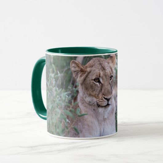 Calm Lioness – Wildlife Artwork マグカップ (正面左)