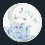 "Calm Love"ロータス&バタフライ結婚ズマグネット マグネット<br><div class="desc">このラウンドの結婚マグネットは、柔らかい青い蓮の花と繊細な蝶とロマンチックな碑文"落ち着いた水の色のデザインを特徴とする。 結婚式の引き出物や最新のギフトと救して完璧な、この磁石はあなたのお祝いに平和でエレガントtouchを追加する。お客様が大切に思い出して飾る美しい記念品</div>