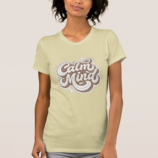Calm Mind エレガント・ハンドレタリング – 女性向け Tシャツ (正面)
