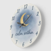 Calm Within – 水彩 月と星 セレニティ時計 ラージ壁時計 (傾斜)