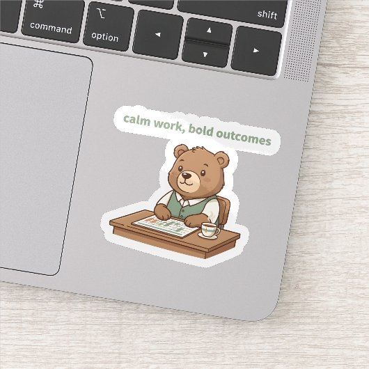 Calm Work Bold Outcomes ステッカー – Cozy CEO Bear シール (詳細)