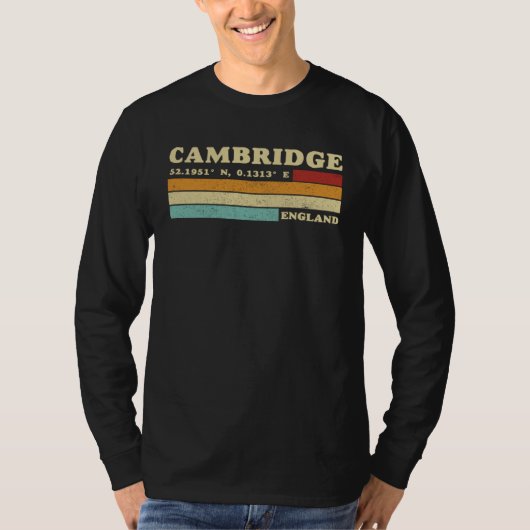 Cambridge England City Retro Longitude Latitude Tシャツ (正面)