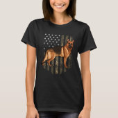 Camo American Flag German Shepherd 4th Of July USA Tシャツ (正面)