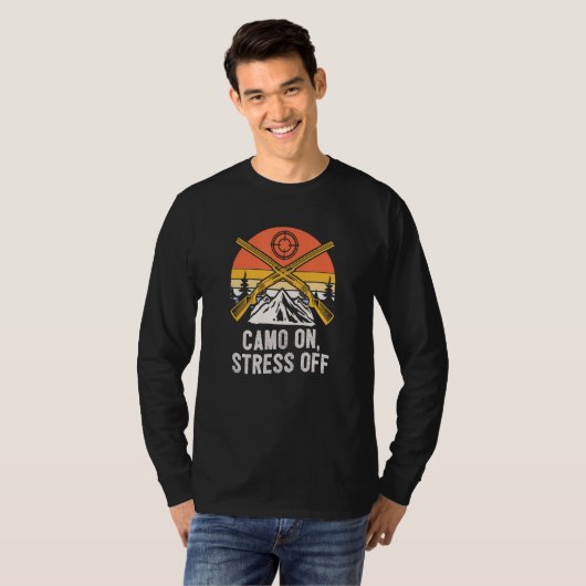 Camo On Stress Off Hunting  Hunter Humor Gun Tシャツ (正面フル)