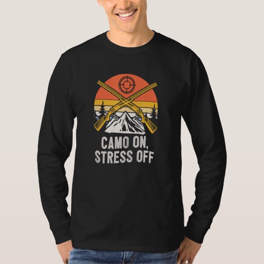 Camo On Stress Off Hunting  Hunter Humor Gun Tシャツ (正面)