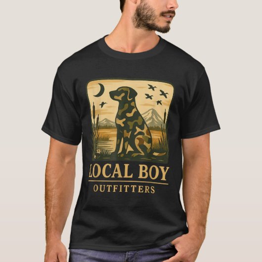 Camo Southern Local Boy Duck Hunting Black Lab Out Tシャツ (正面)