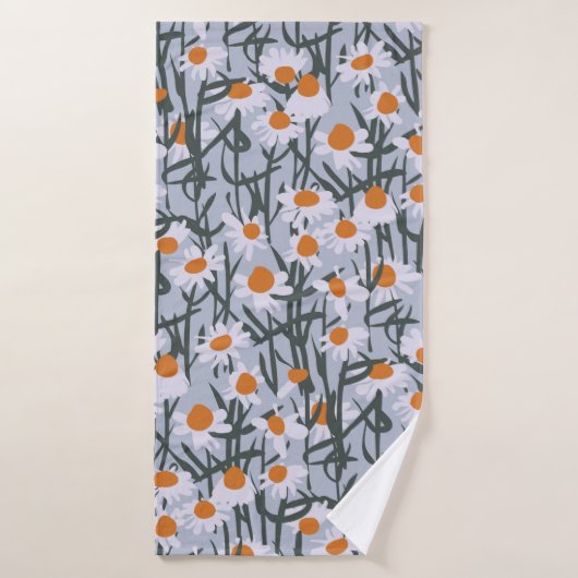 Camomile field seamless pattern on gray background バスタオル (バスタオル)