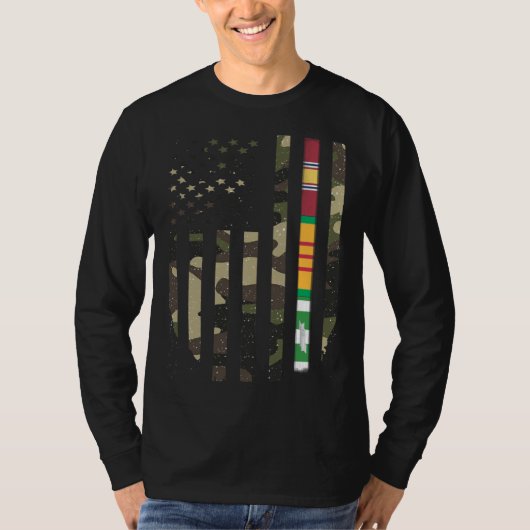 Camouflage Flag American USA Patriotic US Vietnam  Tシャツ (正面)