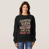 Camper Queen Classy Sassy Smart Assy Funny Flaming スウェットシャツ (正面フル)