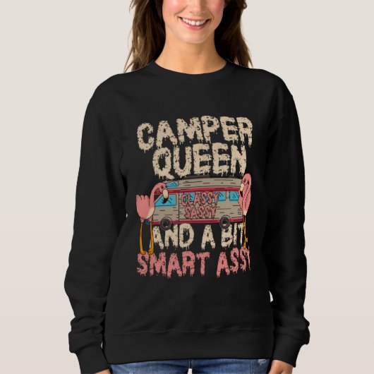 Camper Queen Classy Sassy Smart Assy Funny Flaming スウェットシャツ (正面)