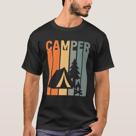 Camper Retro Funny Camping Tent Fire Pine Tree Out Tシャツ (正面)