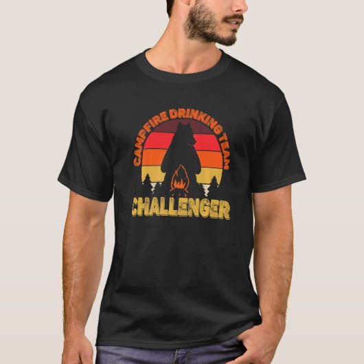 Campers Campfire Drinking Team Challenger Camping  Tシャツ (正面)