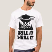 Campfire Cooking Grill Adventure Quote Design Tシャツ (正面)