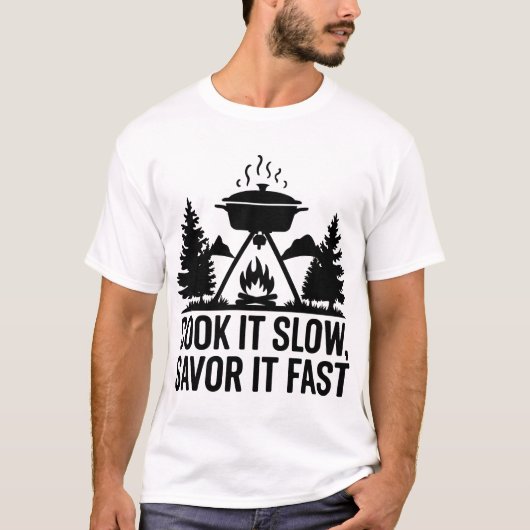 Campfire Cooking Pot Mountain Wilderness Art Tシャツ (正面)