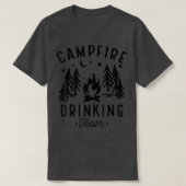 Campfire Drinking Team Happy Camper Funny Camping Tシャツ (デザイン正面)