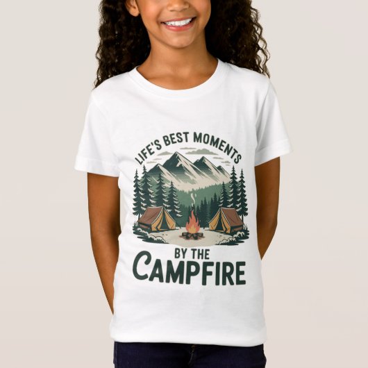 Campfire Moments - Girls’ Tents & Mountains Kids’ Tシャツ (正面)