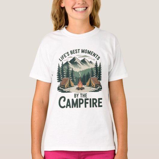 Campfire Moments - Girls’ Tents & Mountains Kids’ Tシャツ (正面)